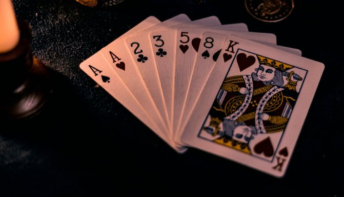 32win Myanmar Live Casino Mobile APP ဖြင့် Baccarat ကစားနေသော ကစားသမားများ